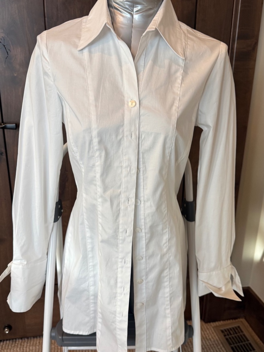 NIEMAN MARCUS WHITE LONG SEAMED BLOUSE, SIZE S